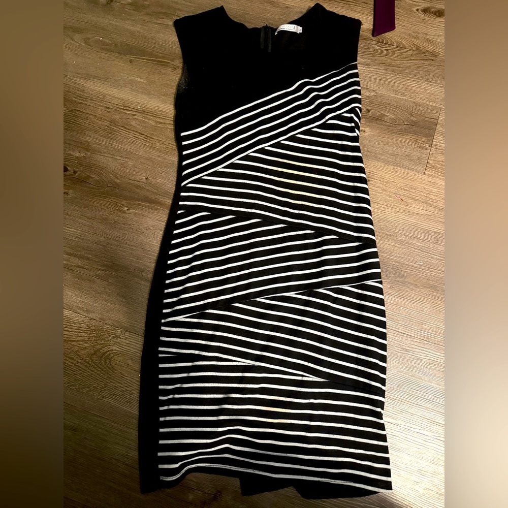 ✨ Makiyo Bodycon Dress – ✨
📏 Size: Medium
🎨 Color: Black & White